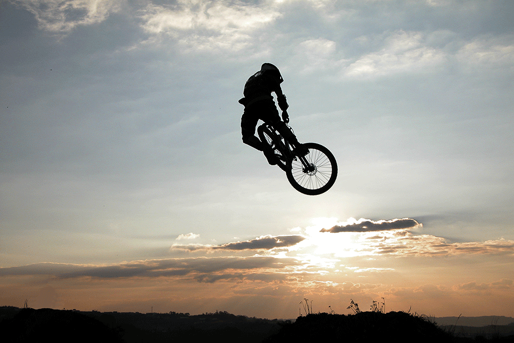 Skok na horskom bicykli. Chlapec skáče na bicykli