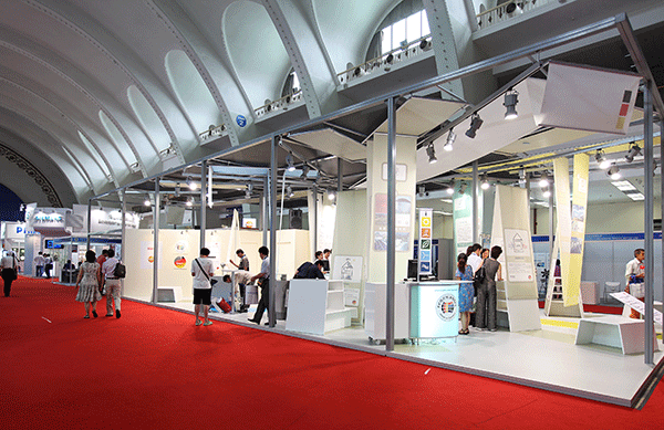 Návštevníci na medzinárodnej výstave EnerChina 2010 v Pekingu zameranej na energetické úspory a ochranu životného prostredia.