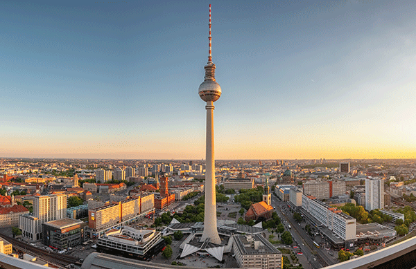 Berlín, Nemecko – 18. máj 2019: Berlínska televízna veža na Alexanderplatz počas leta v Berlíne, Nemecko.