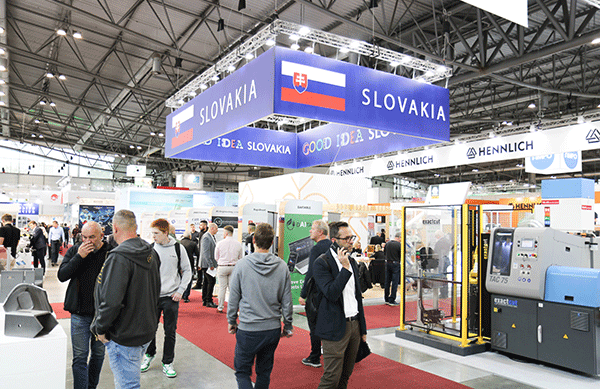 Slovenský národný stánok na medzinárodnom strojárskom veľtrhu MSV Brno 2024 v rušnej výstavnej hale s návštevníkmi, firemnými expozíciami a výrazným označením SLOVAKIA.