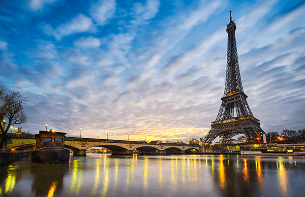 Východ slnka pri Eiffelovej veži v Paríži.
