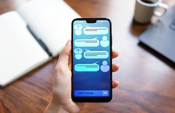 Zákazník a chatbot na obrazovke smartfónu. Umelá inteligencia. Koncept technológie umelej inteligencie a automatizácie služieb.