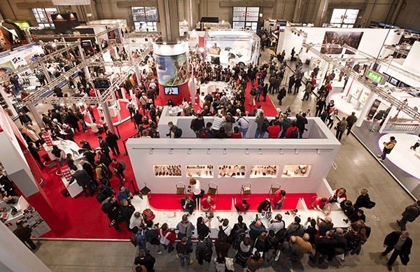 Stánky na veľtrhu Photoshow. Miláno – 25. marec: Výstavný stánok počas podujatia Photoshow 2011 na výstavisku v Miláne, 25. marca 2011.