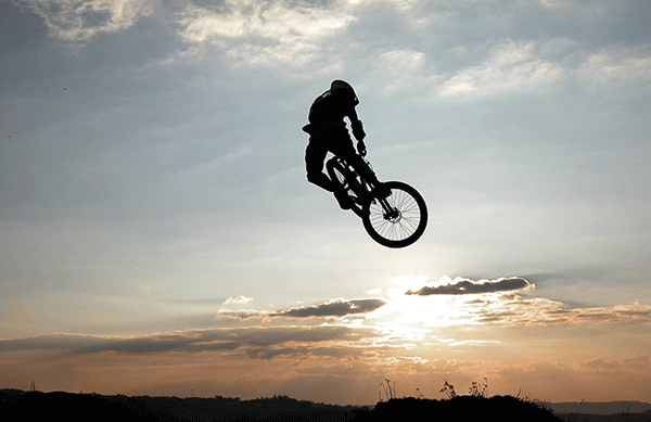 Skok na horskom bicykli. Chlapec skáče na bicykli