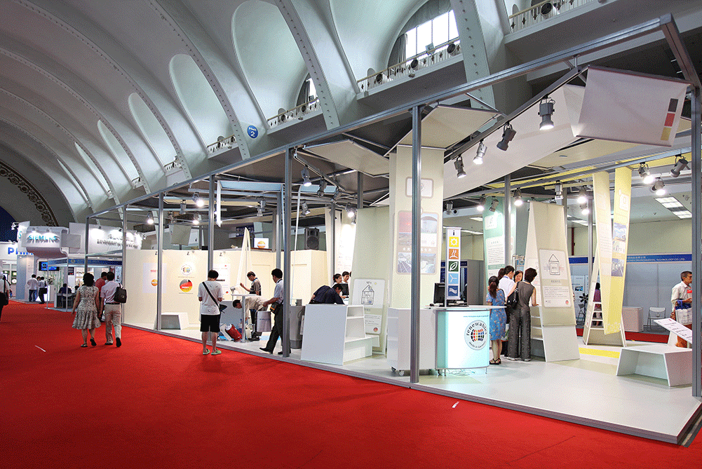 Návštevníci na medzinárodnej výstave EnerChina 2010 v Pekingu zameranej na energetické úspory a ochranu životného prostredia.