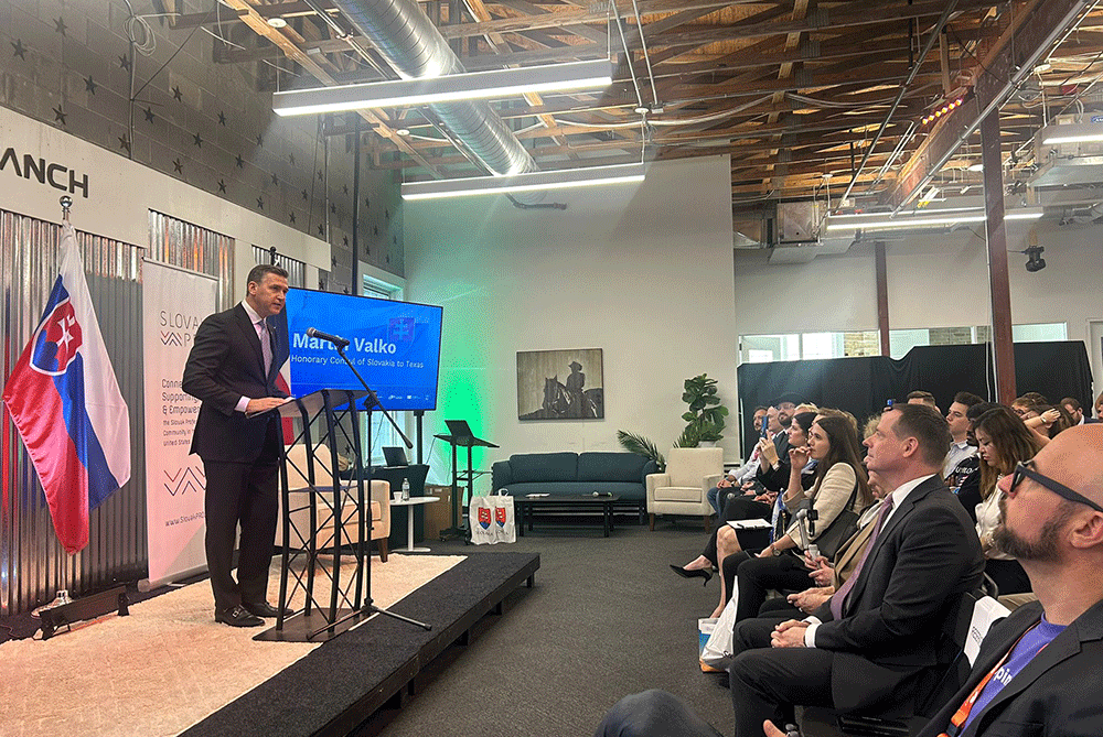 Slovenská podnikateľská misia do Texasu – rečník vystupuje na podujatí Slovak House počas festivalu SXSW v Austine pred publikom podnikateľov a zástupcov technologického sektora.