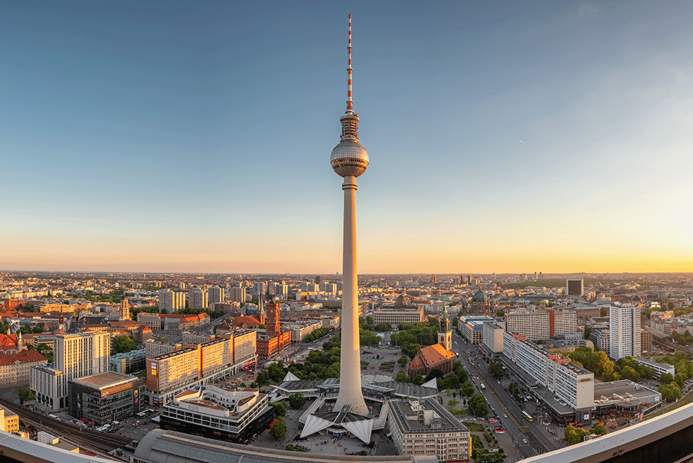 Berlín, Nemecko – 18. máj 2019: Berlínska televízna veža na Alexanderplatz počas leta v Berlíne, Nemecko.