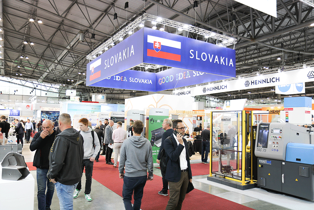 Slovenský národný stánok na medzinárodnom strojárskom veľtrhu MSV Brno 2024 v rušnej výstavnej hale s návštevníkmi, firemnými expozíciami a výrazným označením SLOVAKIA.