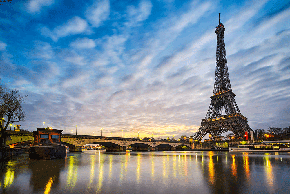 Východ slnka pri Eiffelovej veži v Paríži.