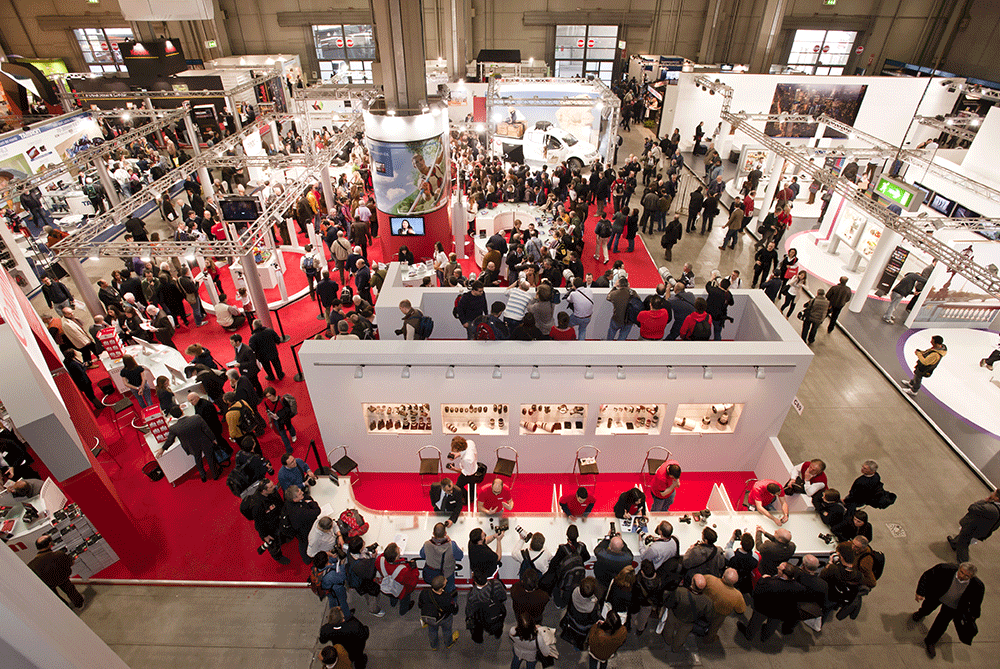 Stánky na veľtrhu Photoshow. Miláno – 25. marec: Výstavný stánok počas podujatia Photoshow 2011 na výstavisku v Miláne, 25. marca 2011.