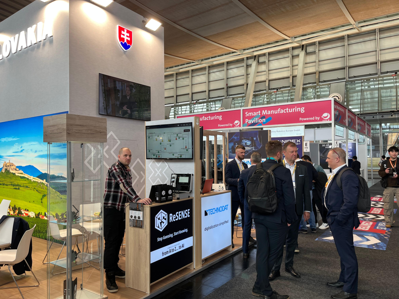 Slovenský národný stánok na veľtrhu HANNOVER MESSE 2026 v Nemecku, kde slovenské spoločnosti prezentujú svoje technologické riešenia a rokujú s návštevníkmi veľtrhu.