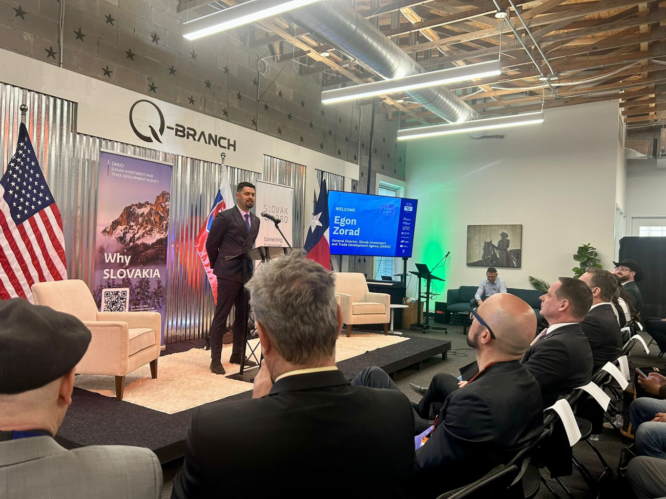 Generalny riaditel Egon Zorad pre recnickym pultom